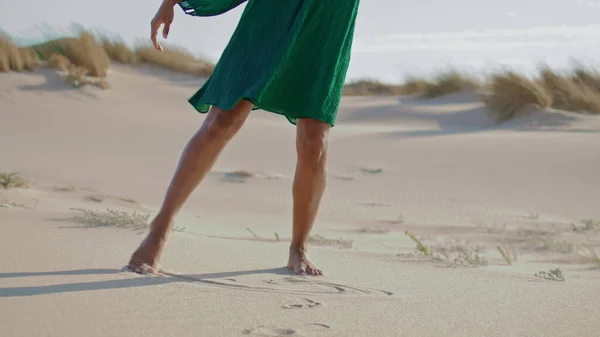 Kum Çölünde Dans Eden Ince Bacaklı Kadın Yaz Günü Kapanıyor — Stok fotoğraf