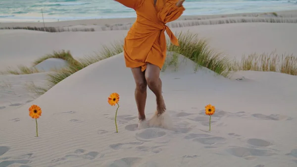 Yazın Alacakaranlıkta Kumsalda Dans Eden Tutkulu Genç Bir Kadın Sanatçı — Stok fotoğraf