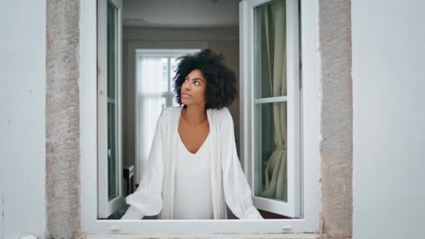 Mulher Africana Olhando Janela Casa Closeup Curly Senhora Relaxada Desfrutando — Vídeo de Stock