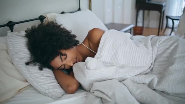 Menina Sonolenta Deitado Cama Manhã Curly Mulher Preguiçosa Penteado Acordar — Vídeo de Stock