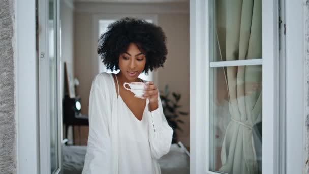 Modelo Tranquilo Beber Café Ventana Lugar Cerca Feliz Mujer Africana — Vídeo de stock