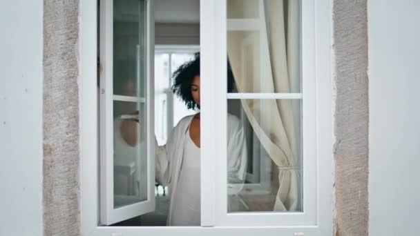 宁静的女孩打开窗户早上的公寓 衣冠楚楚的非洲裔美国女人在户外迎接新的一天 穿着丝绸长袍的黑头发女士在白色公寓享受周末 家庭生活方式概念 — 图库视频影像