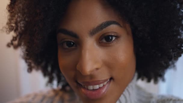 Portret Kręcony Model Śmiejący Się Środku Brązowe Oczy Szczęśliwa Kobieta — Wideo stockowe