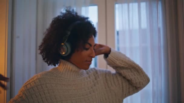 Evdeki Tasasız Kız Dans Hareketlerini Yakından Çek Kablosuz Kulaklıklı Siyah — Stok video