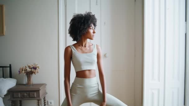 Rustig Model Dat Thuis Yoga Beoefent Afro Amerikaanse Ontspannen Meisje — Stockvideo