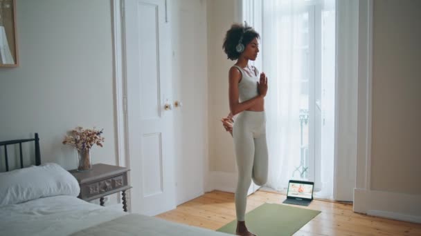 Fit Model Oefenen Yoga Asana Slaapkamer Gericht Vrouw Beoefenen Meditatie — Stockvideo