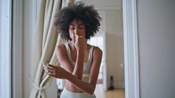 여성은 정리를 포즈를 취한다 곱슬곱슬 명상하는 들었다 아프리카 미국인 의식을 — 비디오