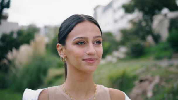 Retrato Hermosa Mujer Sonriendo Cámara Jardín Verde Chica Bastante Positiva — Vídeo de stock
