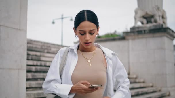 Boos Meisje Met Een Smartphone Die Straat Wacht Zenuwachtige Latina — Stockvideo