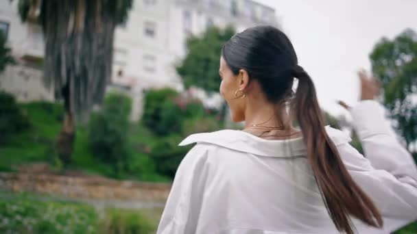 Park Sokağında Dans Eden Heyecanlı Kadın Portresi Mutlu Kız Gülümseyen — Stok video