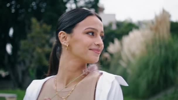 Hravá Dáma Kráčející Uličkou Pomalu Portrétuje Usmívající Veselá Dívka Flirtující — Stock video