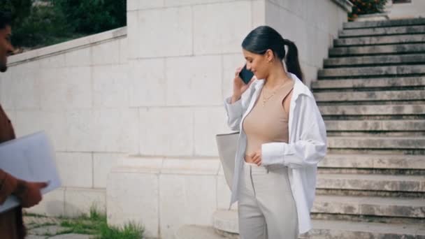 Dame Confiante Appelant Téléphone Place Escalier Gros Plan Femme Affaires — Video