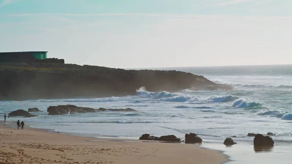 阳光明媚的早晨 海水冲刷海滩 美丽的海岸线风景 汹涌的海浪在海滨拍打着水花 沿海度假 心灵安宁的概念 — 图库照片