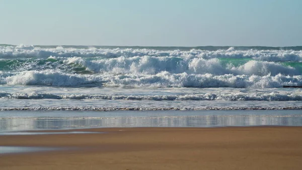 Stormy Waves Crashing Beach Sunny Day Dangerous Ocean Water Rolling — Stockfoto