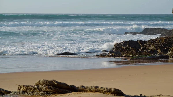 Ωκεανός Συντρίβει Βραχώδη Παραλία Την Ηλιόλουστη Μέρα Λευκά Αφρώδη Κύματα — Φωτογραφία Αρχείου