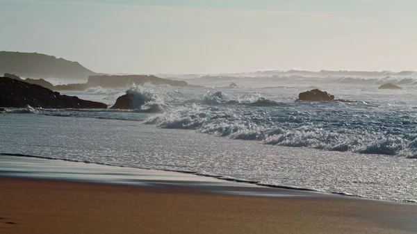 Пенные Волны Омывающие Песчаное Побережье Солнечный День Штормовой Вид Морской — стоковое фото