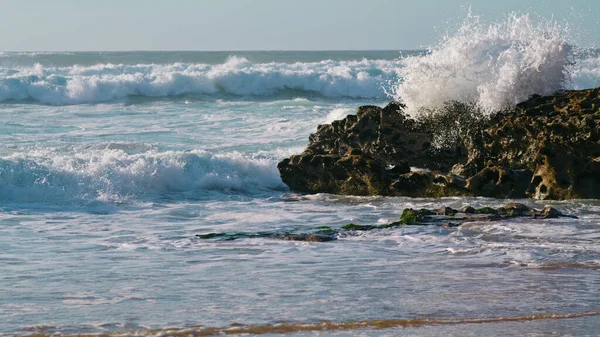 White Waves Crashing Rocks Sunny Morning Storming Ocean Landscape View — Fotografia de Stock