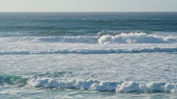 晴れた朝には白い海の波が海岸線を転がす 夏には海の水の泡が海岸を洗う嵐 危険なラフロールで劇的な海の風景 強力な極端な自然エネルギーの概念 — ストック写真