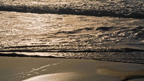 Óceánhullámok Mossák Homokos Partot Naplementekor Arany Napfény Tükröződik Tenger Felszínén — Stock Fotó