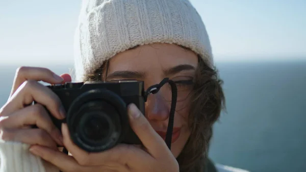 肖像摄影师用模拟相机拍照 美丽的游客手持老式设备 在海景下拍摄旅行照片 女记者在户外练习享受春假的业余爱好 — 图库照片