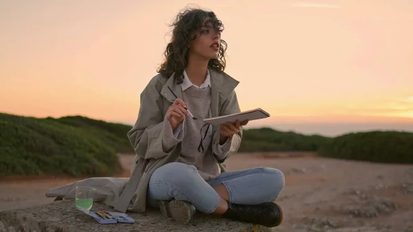Young Woman Painting Sunset Mountain Focused Talented Student Admiring Nature — Photo