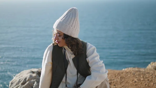 Spokojna Kobieta Słuchająca Piosenki Zamkniętymi Oczami Spokojny Odpoczynek Turystyczny Ocean — Zdjęcie stockowe