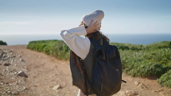 Szlak Turystyczny Skalistym Brzegu Oceanu Zrelaksowana Dziewczyna Plecakiem Podziwiająca Wiosenną — Zdjęcie stockowe