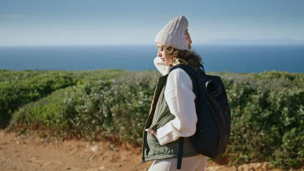 Dziewczyna Podróżuje Plecak Sam Ocean Widok Myślimy Turyście Chodzącym Skalistą — Zdjęcie stockowe