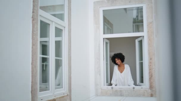 Domestico Ragazza Sbirciando Finestra Mattino Casa Afroamericano Felice Donna Cerca — Video Stock