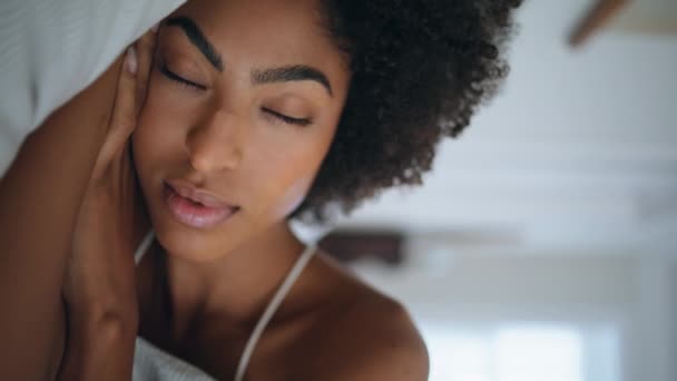 Otelde Rahat Uyuyan Kadın Yastığı Kıvırcık Saçlı Tembel Kız Yatak — Stok video
