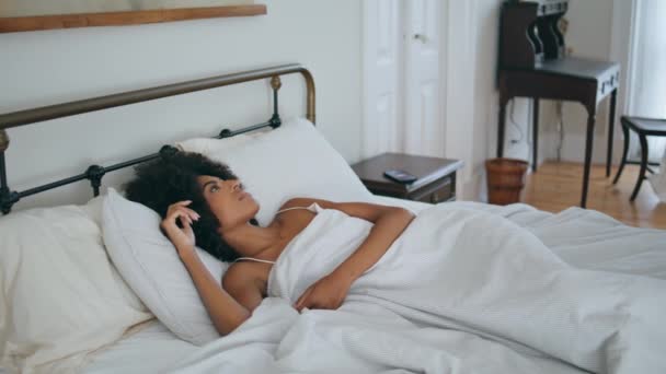 Śpiąca Dziewczyna Budzi Się Łóżku Afroamerykanka Odbierająca Telefon Komórkowy Sprawdza — Wideo stockowe