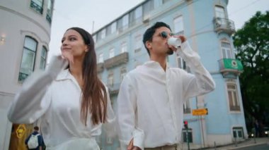 Kendine güvenen bir çift şehir merkezinde geziniyor. İspanyol esmer çift birlikte şehir manzarasını seyrediyor. Güneş gözlüklü maço adam espresso yudumluyor. Seksi şık aşıklar romantik bir buluşma için sokakta yürüyorlar.