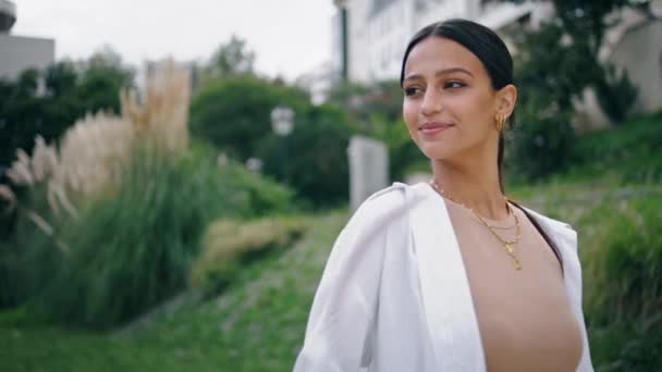 Relaxed Girl Walking Summer Park Closeup Latina Carefree Woman Looking — Stock Video