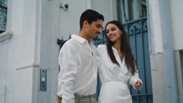 Verliebtes Paar Schlendert Stadtstraße Aus Nächster Nähe Fröhliches Mädchen Dating — Stockvideo
