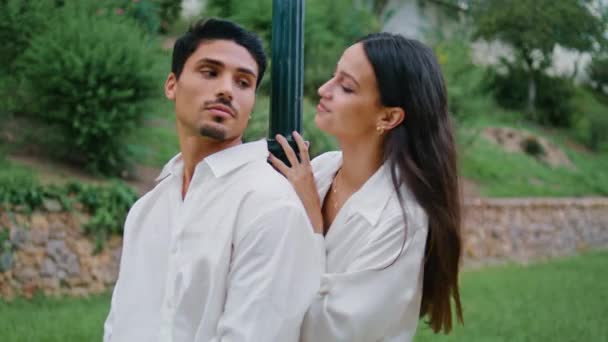 Sposi Affettuosi Flirtare Parco Vicino Latina Giocoso Donna Baciare Marito — Video Stock