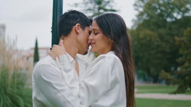 Romantické Sblížení Parku Vášnivý Muž Líbající Přítelkyni Krk Usmívající Latinoameričanka — Stock video