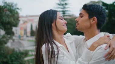 Sokakta birbirine sarılan romantik bir çift. Şehvetli, tatlı bir kadın birbirine şefkatle bakıyor. Yaz kenti mekanında erkek arkadaşını öpen mutlu Latin kadın. Sevgili çift hafta sonu gülüyor.