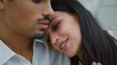 Akşam sokak kapanışında mutlu aşıklar kaynaşıyor. Latin bir kadın kocasının omzuna kafa koyuyor. Birbirlerine sarılıp sakince konuşan aşk çifti. Şehvetli yeni evliler açık havada şefkatle kucaklaşır.