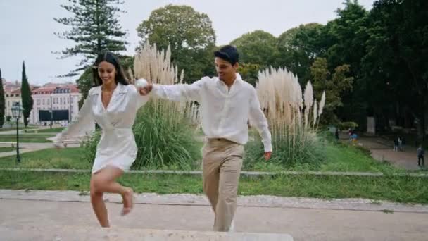 Kamu Parkında Enerjik Bir Çift Romantik Randevu Kız Arkadaşının Elini — Stok video