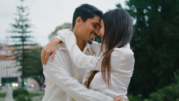 Couple Affectueux Touchant Nez Endroit Urbain Gros Plan Paire Amoureux — Video