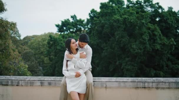 Krásný Pár Objímající Spolu Střeše Dva Hispánští Milenci Užívají Rande — Stock video