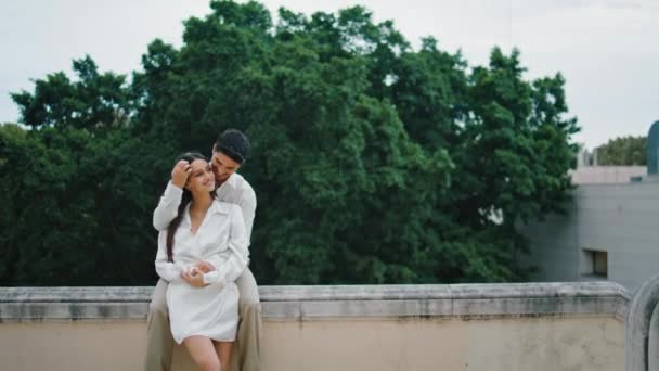 Casal Amor Abraçado Cidade Pessoas Sensuais Relaxando Juntas Plataforma Observação — Vídeo de Stock