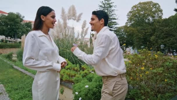 Amoureux Élégants Jardin Ambulant Latina Homme Doux Cueillette Fleur Mettre — Video