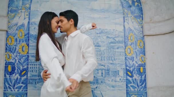 Passionerade Par Dansar Azulejo Plats Närbild Kärleksfull Pojkvän Flickvän Romantisk — Stockvideo