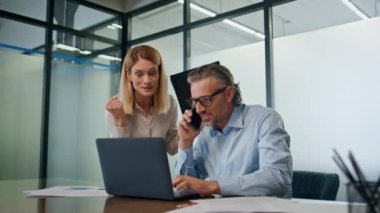 Makamdaki zaferi kutlayan heyecanlı ortaklar. Bilgisayarda harika haberler okuyan başarılı iş arkadaşları. Mutlu CEO sohbetleri, iş kadınlarının dizüstü bilgisayarı zaferi. Profesyonel başarı. 