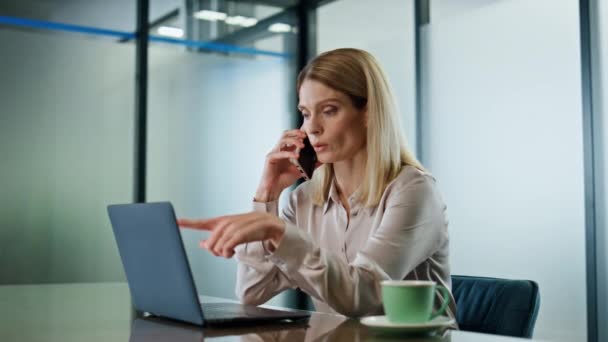 Şirket Ofisinden Ciddi Bir Yönetici Arıyor Odaklanmış Kadını Cep Telefonuyla — Stok video