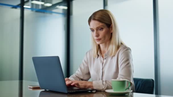 Odaklanmış Kadını Ofiste Laptopa Mesaj Atıyor Bilgisayarda Çalışan Masa Başı — Stok video