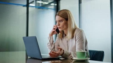 Duygusal iş kadını ofisteki cep telefonunu kapatıyor. Öfkeli kadın bilgisayarın başında oturarak akıllı telefon konuşmasını tartışıyor. Sinir Direktörünün el hareketi toplantı odasında tatminsiz iş sonuçları.