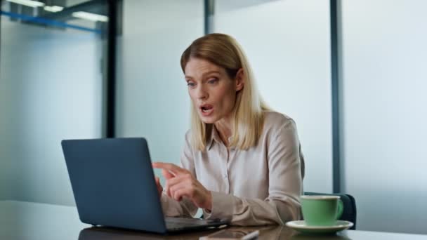 Gelukkige Executive Video Chatten Laptop Het Werk Close Vrolijke Zakenvrouw — Stockvideo