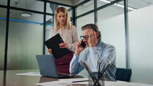 Hombre Negocios Nervioso Hablando Teléfonos Inteligentes Oficina Pareja Estresada Trabajando — Vídeo de stock